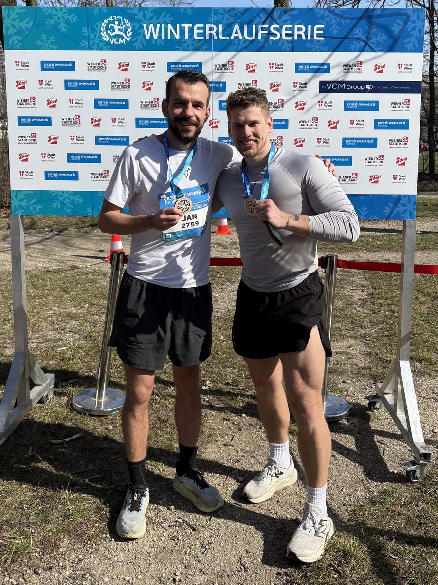 Jakub Boško with a client after the VCM Winterlaufserie half marathon in Vienna
